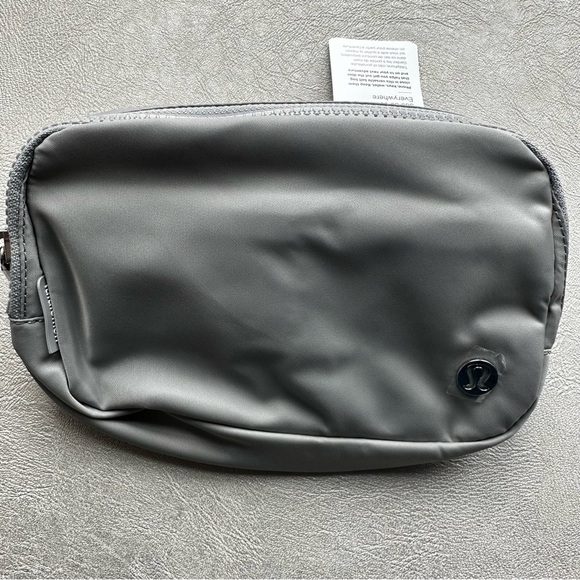 Lululemon Everywhere Belt Bag 1L Silver Drop/White Brand New - Picture 11 of 16
